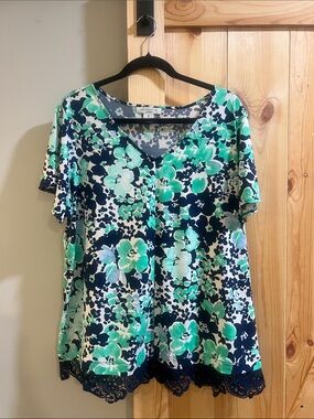 Liz Claiborne Navy and Green Floral V-Neck Short Sleeve Top size 1x